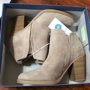 Universal Thread taupe booties